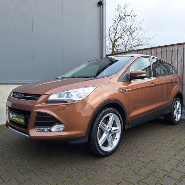 Ford Kuga 2-TGH-32 1.jpg